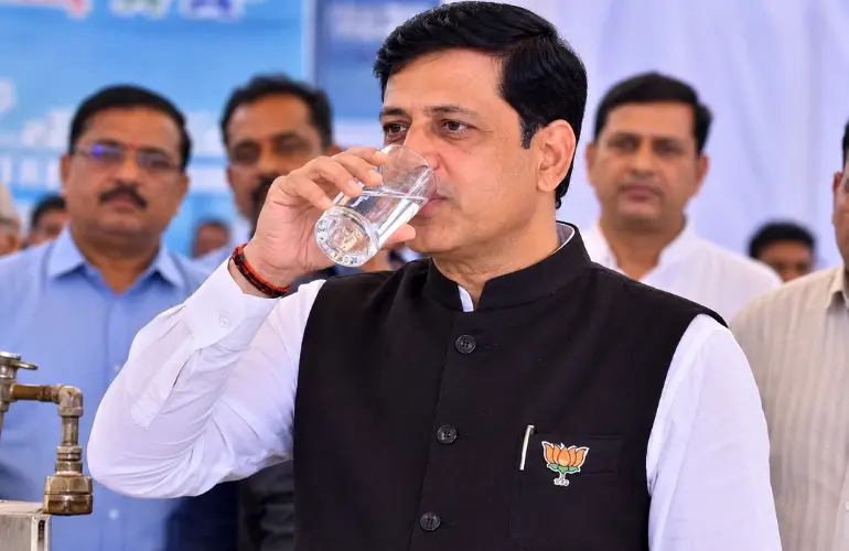 इंदौर का पानी विवाद: मेयर ने नल का पानी पीकर दिया जवाब, कांग्रेस के आरोपों पर बढ़ी सियासत