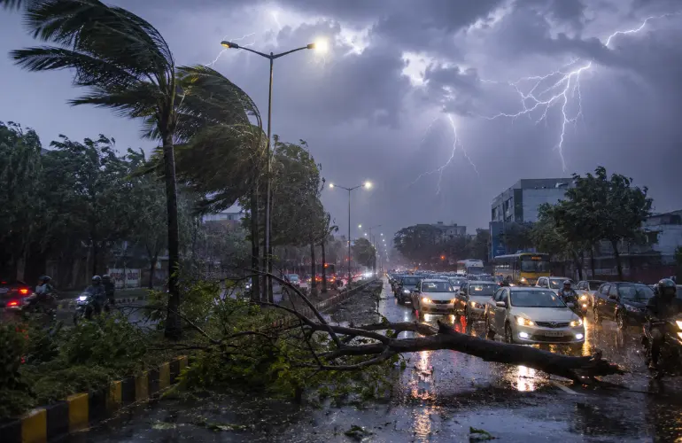 इंदौर में 93 किमी रफ्तार की आंधी-बारिश का कहर, बिजली गुल और ट्रैफिक जाम से लोग परेशान